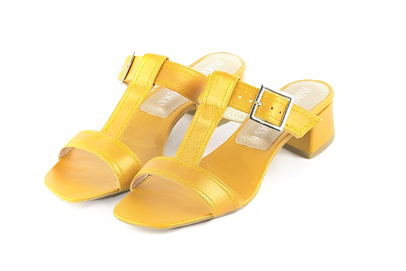 Yellow women's fully open mule sandals. Square toe. Low flare heels. Front view - Florence KOOIJMAN